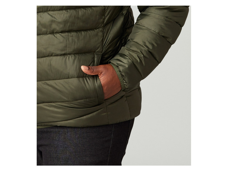 Een groene gewatteerde jas met een man die zijn hand in de zak steekt.