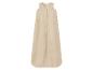 Beige babyslaapzak met ritssluiting aan de voorkant.