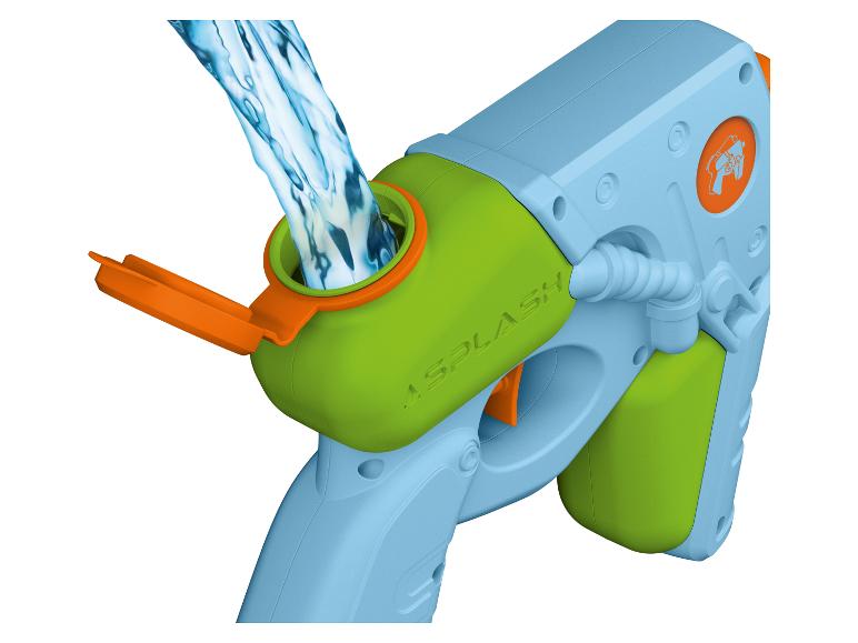 Blauwe en groene waterpistool wordt gevuld met water, met 'SPLASH' in reliëf op de zijkant.