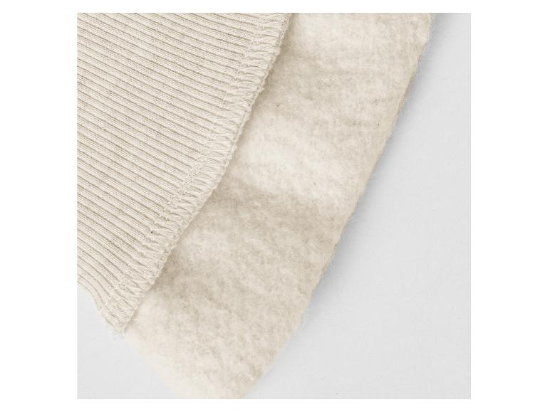 Detail van beige geribbelde stof en zachte voering.