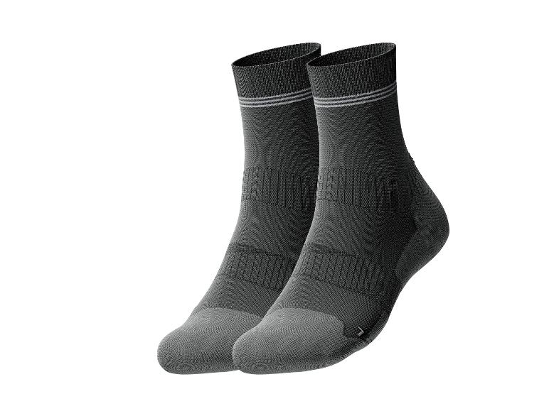 Twee paar donkergrijze sportsokken.