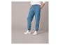 Man draagt blauwe joggingbroek en witte sneakers.