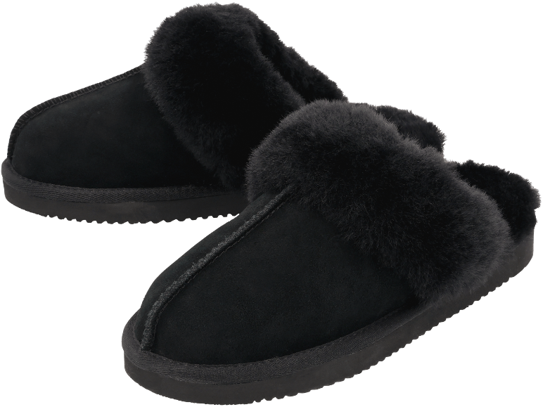 Een paar zwarte schapenvacht pantoffels met bont, comfortabel en warm.