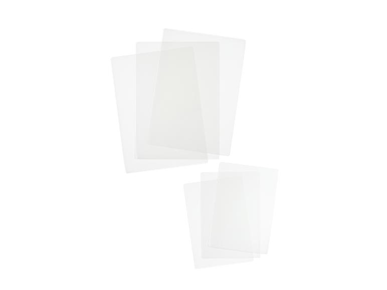 Twee stapels transparante plastic vellen, ideaal voor kantoor of knutselwerk.
