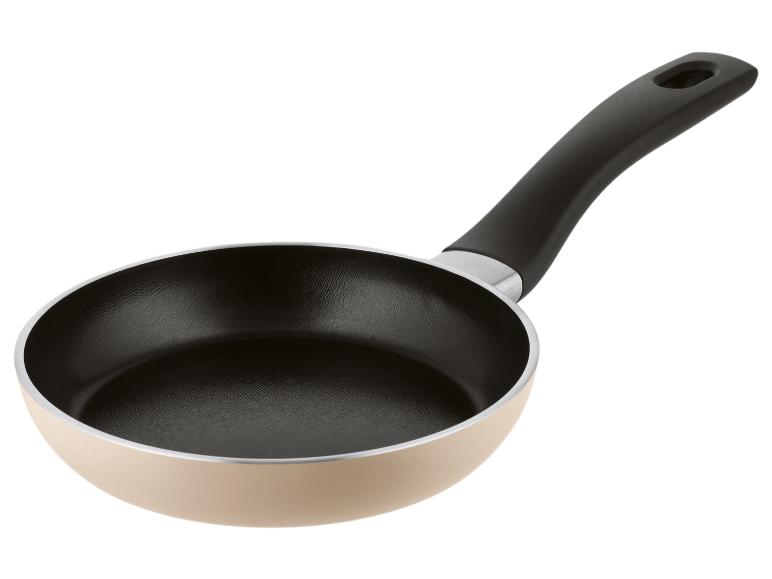 Beige koekenpan met zwarte antiaanbaklaag en zwart handvat.