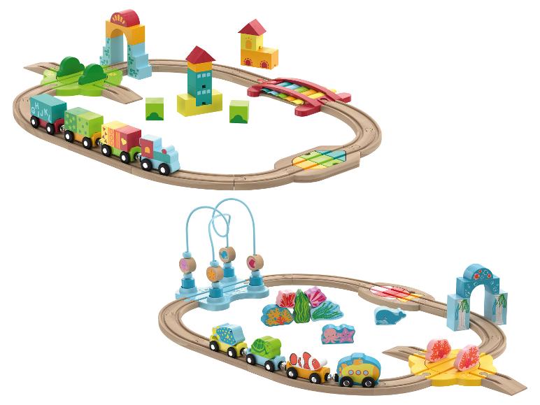 Twee houten treinsetten, één met een landthema en de andere met een zeethema.