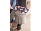 Toiletzitting met donker bloemenpatroon en bijpassende toiletborstel.
