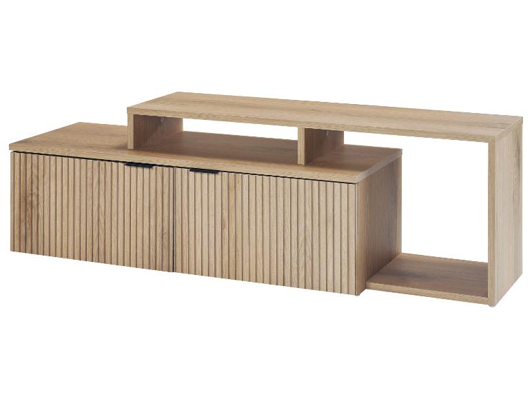Modern tv-meubel van licht hout met laden en planken.