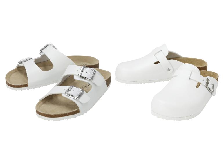 Witte sandalen en klompen met gespen, kurken voetbed en witte zool.
