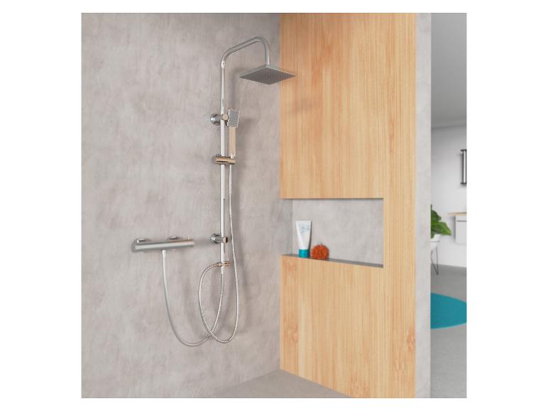 Douchesysteem met thermostaatkraan en houten bekleding in een badkamer