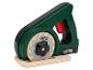 Een groene en zwarte speelgoedcirkelzaag met een houten zaagblad, op een houten basis.