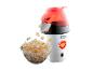 Popcorn in een kom, naast een witte Russell Hobbs popcornmachine.