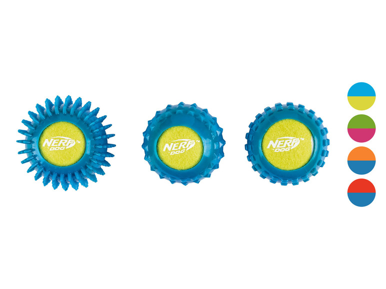 Drie blauwe NERF DOG ballen met verschillende texturen.