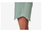 Saliegroene jersey shorts en t-shirt.