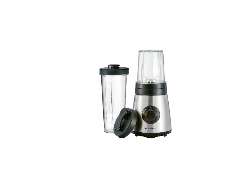 Een zilverkleurige blender met een glazen kan en een losse drinkbeker van SilverCrest.