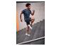 Man in marineblauwe sportkleding die trappen oploopt