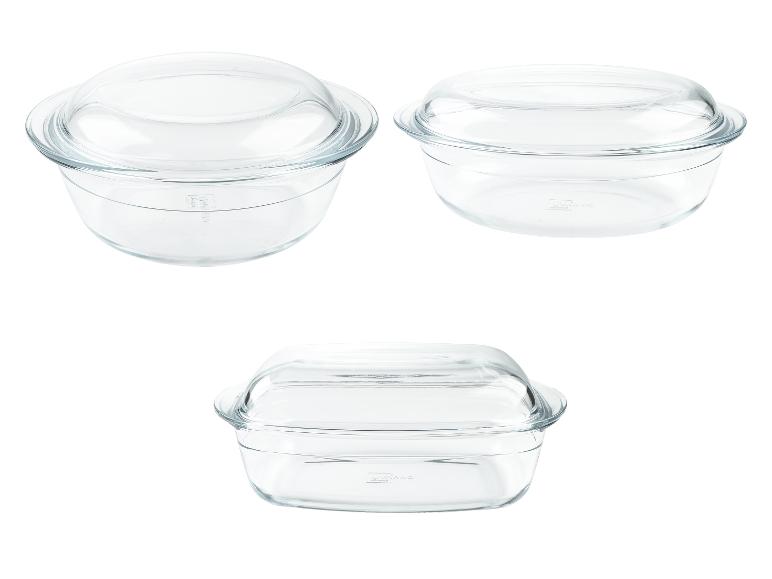 Drie glazen ovenschaaltjes met deksels van het merk Pyrex.