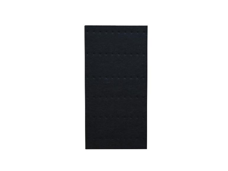 Zwart geperforeerd kussen voor het tentoonstellen van sieraden of kleine voorwerpen.