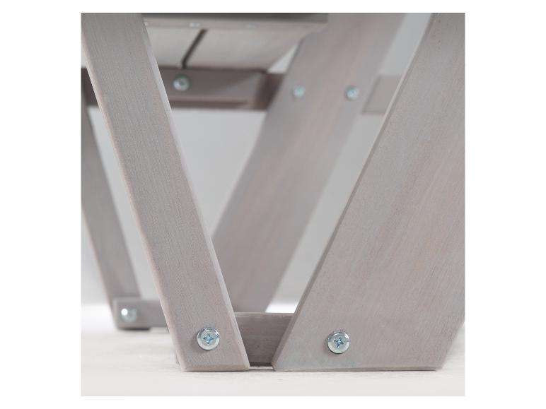 Lichtgekleurde houten tafelpoten met zichtbare schroeven.