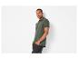 Man in donkergroen poloshirt en donkere jeans