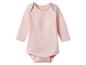 Lichtroze babyromper met lange mouwen en drukknoopsluiting.
