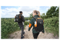 Twee wandelaars met Crivit-rugzakken lopen over een pad.