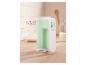 Groene SilverCrest handmixer op een houten aanrecht met een kom bloem en melk.