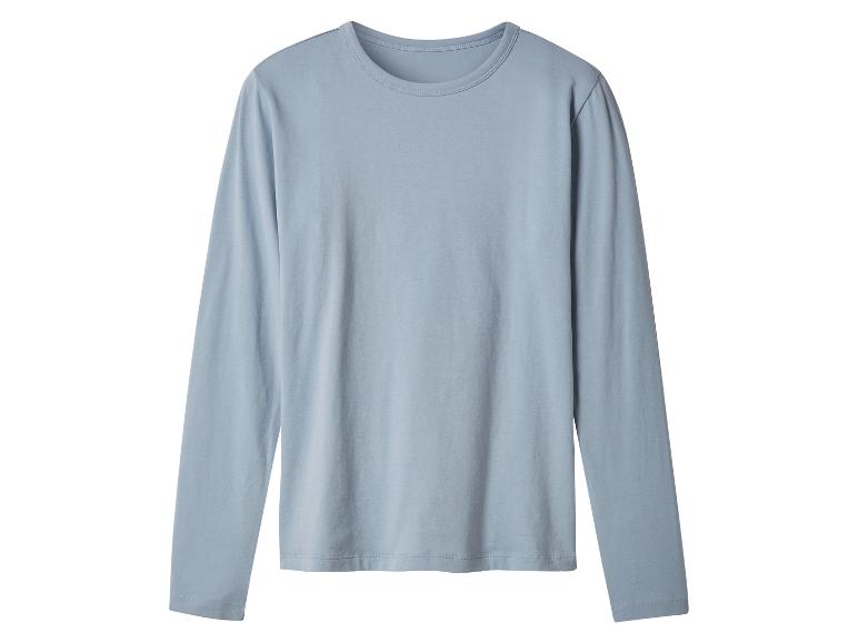 Lichtblauw T-shirt met lange mouwen op een witte achtergrond