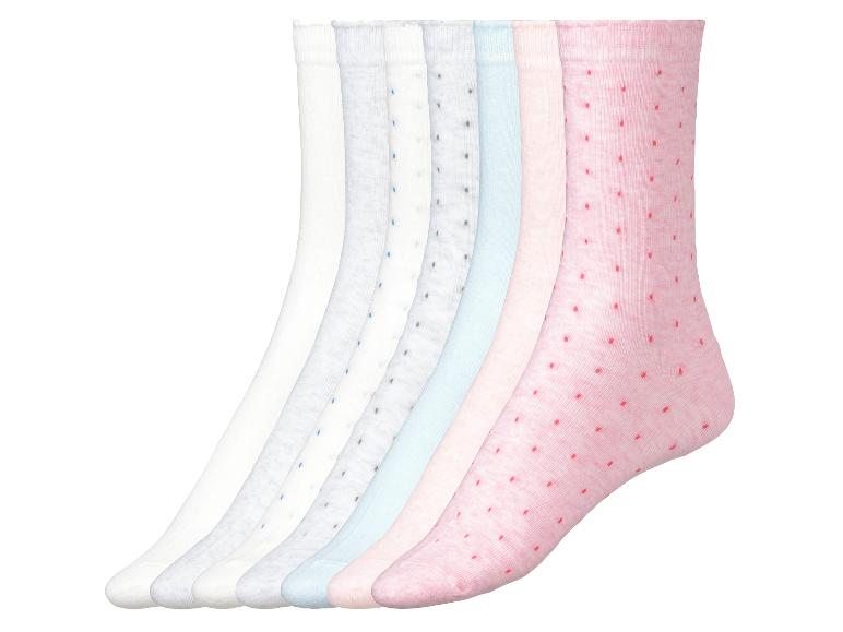 Een set van zes sokken met stippen in verschillende kleuren.