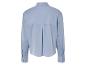 Een lichtblauw overhemd met lange mouwen.