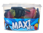 Een transparante snoeppot met gemengde snoepjes, waaronder fruit en zwarte drop, met de tekst 'MAXI MIX'.