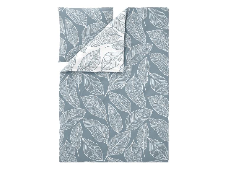 Grijsblauw dekbedovertrek met witte bladmotieven, één hoek is omgeslagen.