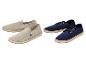 Twee paar espadrilles: beige instappers en marineblauwe veterschoenen.