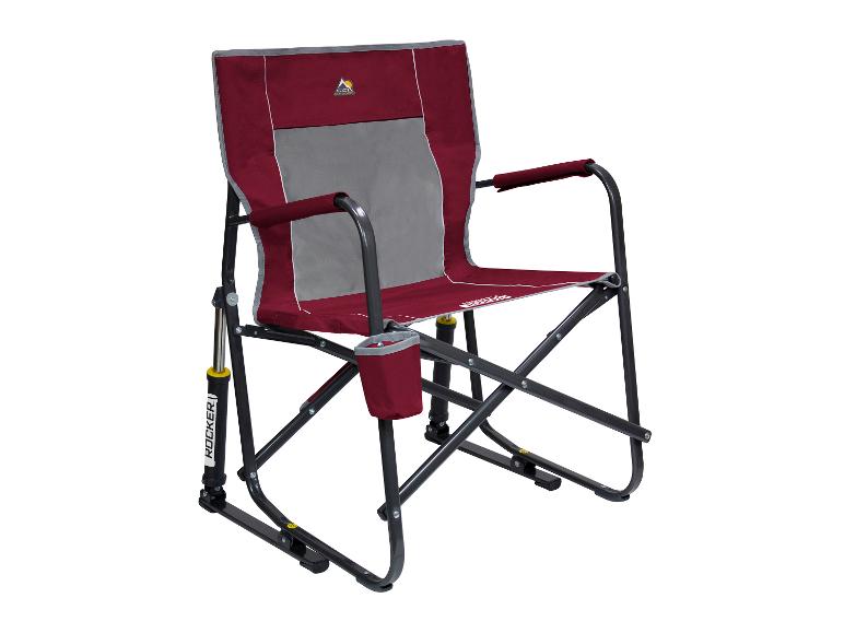 Een rode GCI Outdoor Rocker stoel met een bekerhouder.