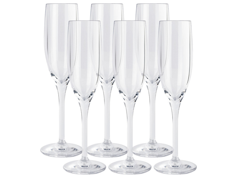 Zes glazen champagnefluiten, klaar voor een feestelijke toast.