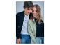 Jonge man en vrouw in jeans en jassen met het woord 'BLUE' op de shirts.
