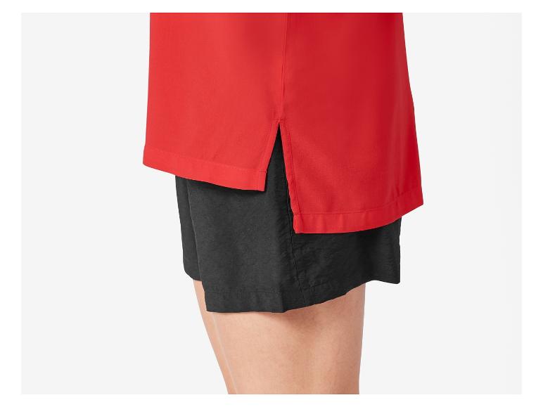 Rood shirt en zwarte sport shorts.