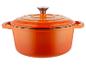 Oranje gietijzeren pan met deksel.