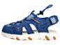 Blauwe kindersandalen met oranje accenten en witte zolen.