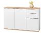 Wit dressoir met lades en deuren, met een licht houten blad en een vaas met bloemen.