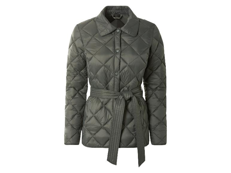 Groene gewatteerde jas met riem op een witte achtergrond.