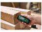 Een persoon gebruikt een Parkside vochtmeter op een stuk hout.