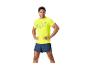 Man in geel shirt en blauwe shorts van het merk 2XU.