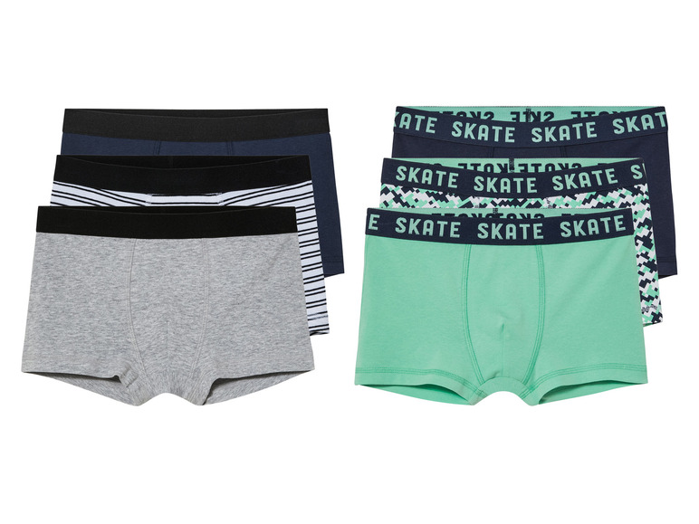 Vier boxershorts, waaronder een groene met 'Skate'-print.