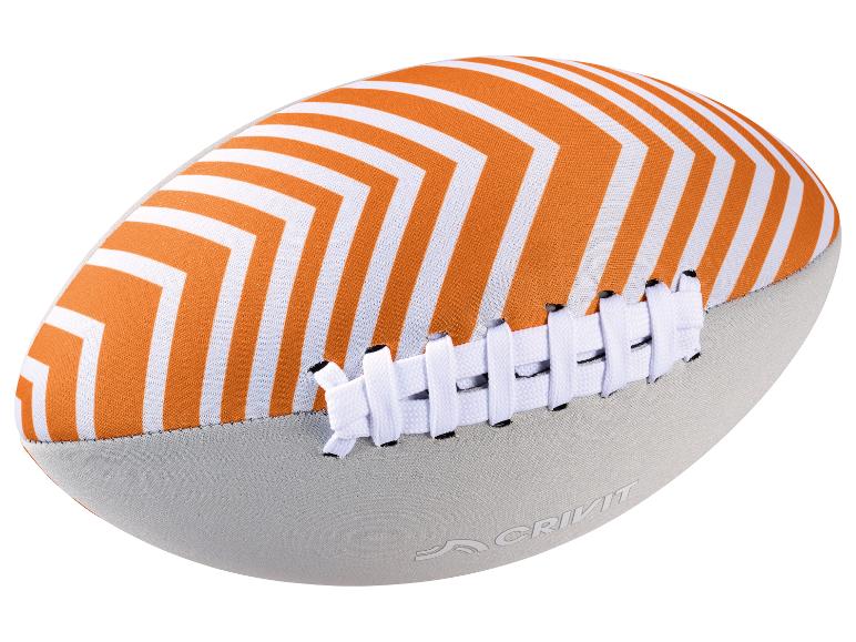 Rugbybal met oranje en witte strepen, een grijze onderkant en witte veters.