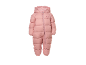 Roze baby sneeuwpak met capuchon en een kleine berenborduring op de borst.