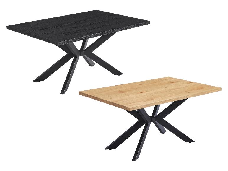 Twee rechthoekige tafels met houten bladen in zwart en licht hout, op zwarte metalen onderstellen.