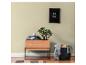 Muur met letterbord, plant in houten plantenbak, boeken en deken in mand op houten vloer.