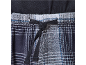 Close-up van geruite pyjamabroek met zwart trekkoord en elastische tailleband.