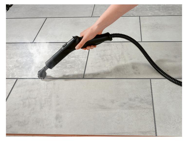Hand houdt stoomreiniger vast, reinigt lichtgrijze vloertegels met stoom